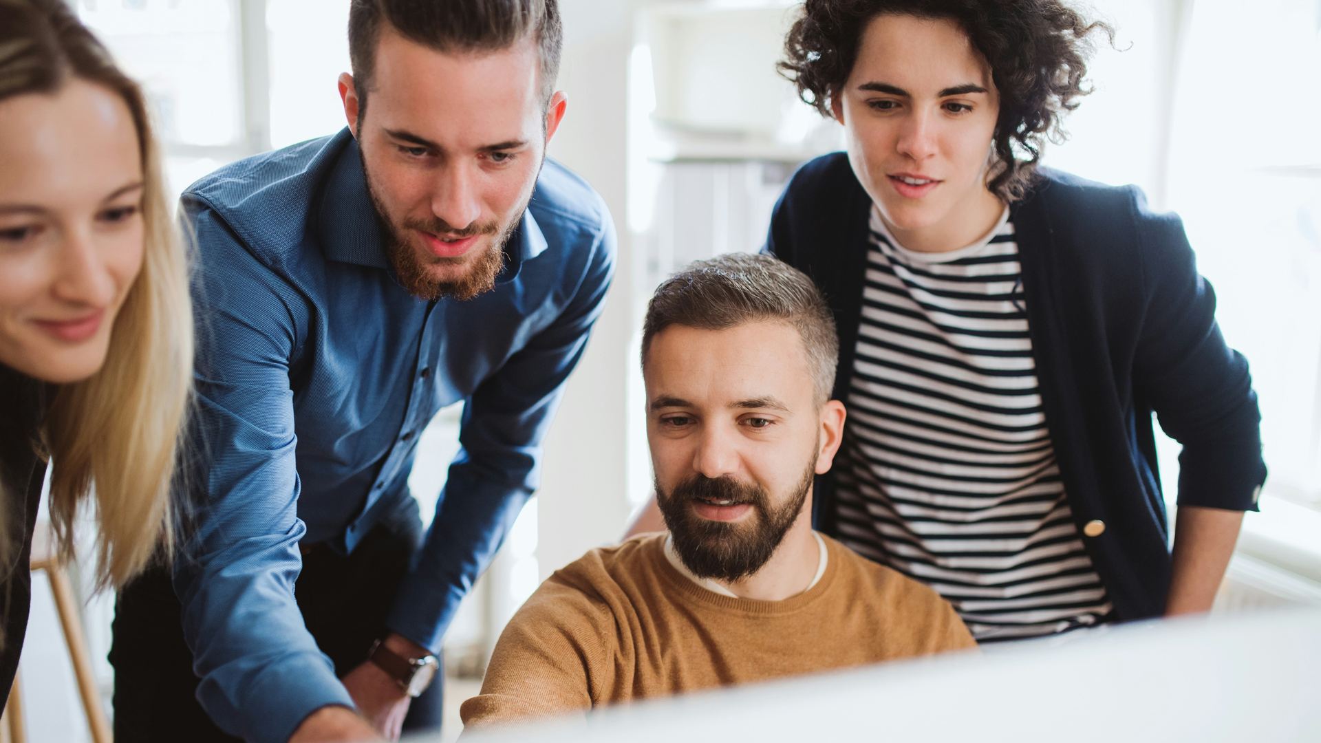 Specjalista IT pracuje przy jednym ekranie z zespołem klienta