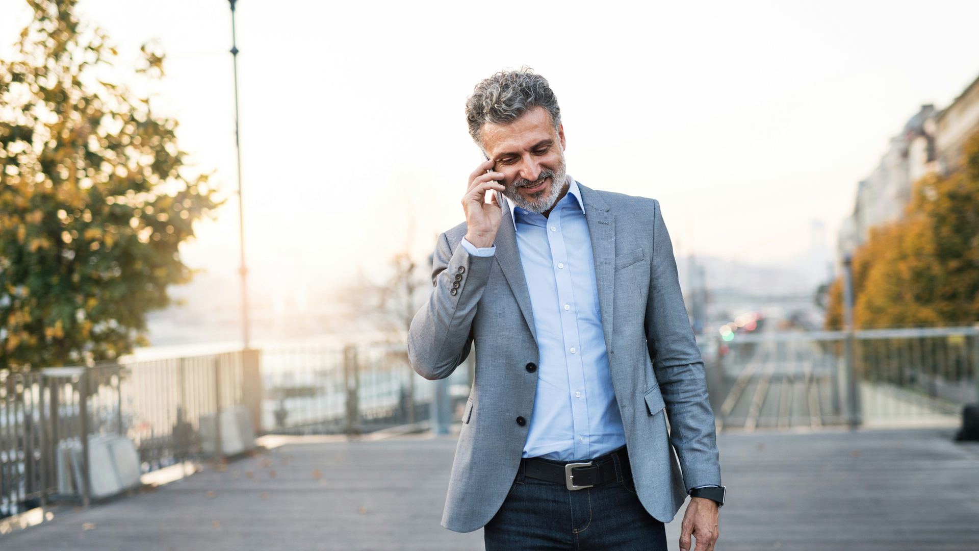 Manager rozmawia przez telefon na moście