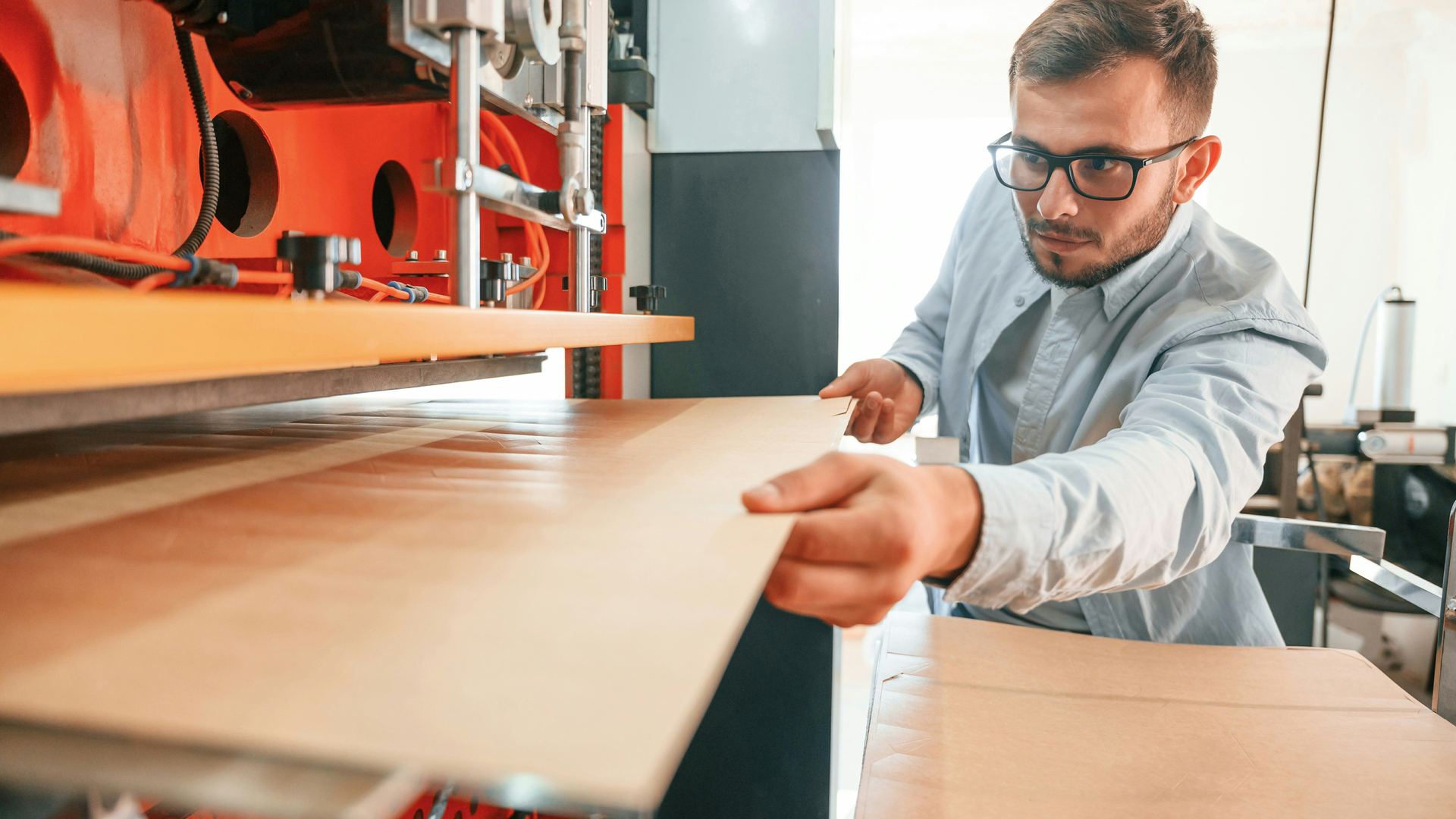 Product manager sprawdza próbkę materiału w zakładzie
